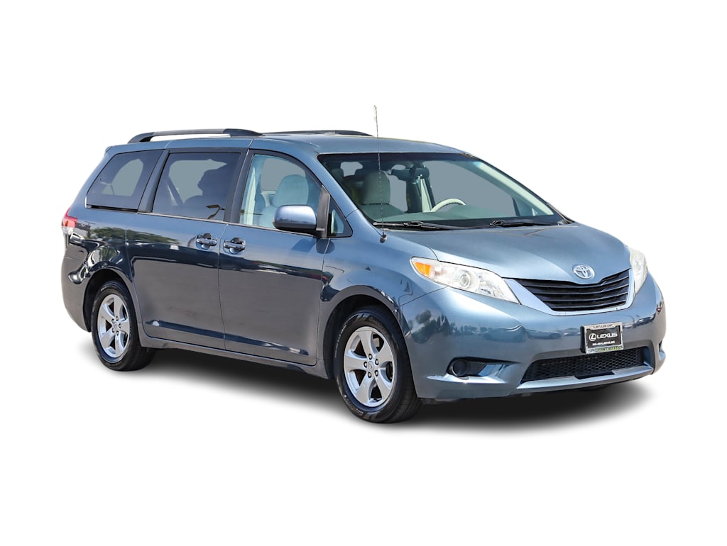 2014 Toyota Sienna LE 16