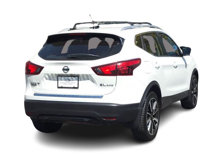 Thumbnail: 2017 Nissan Rogue Sport - 18