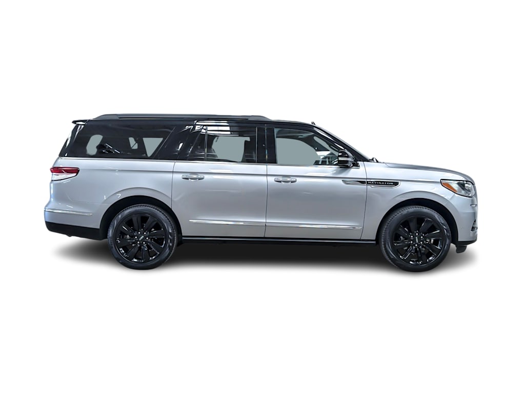 Thumbnail: 2023 Lincoln Navigator L - 18
