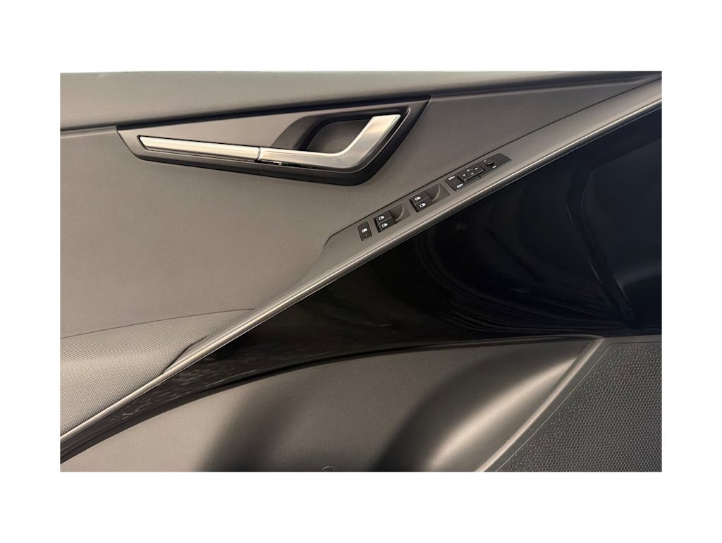 Thumbnail: 2024 Kia Niro - 16