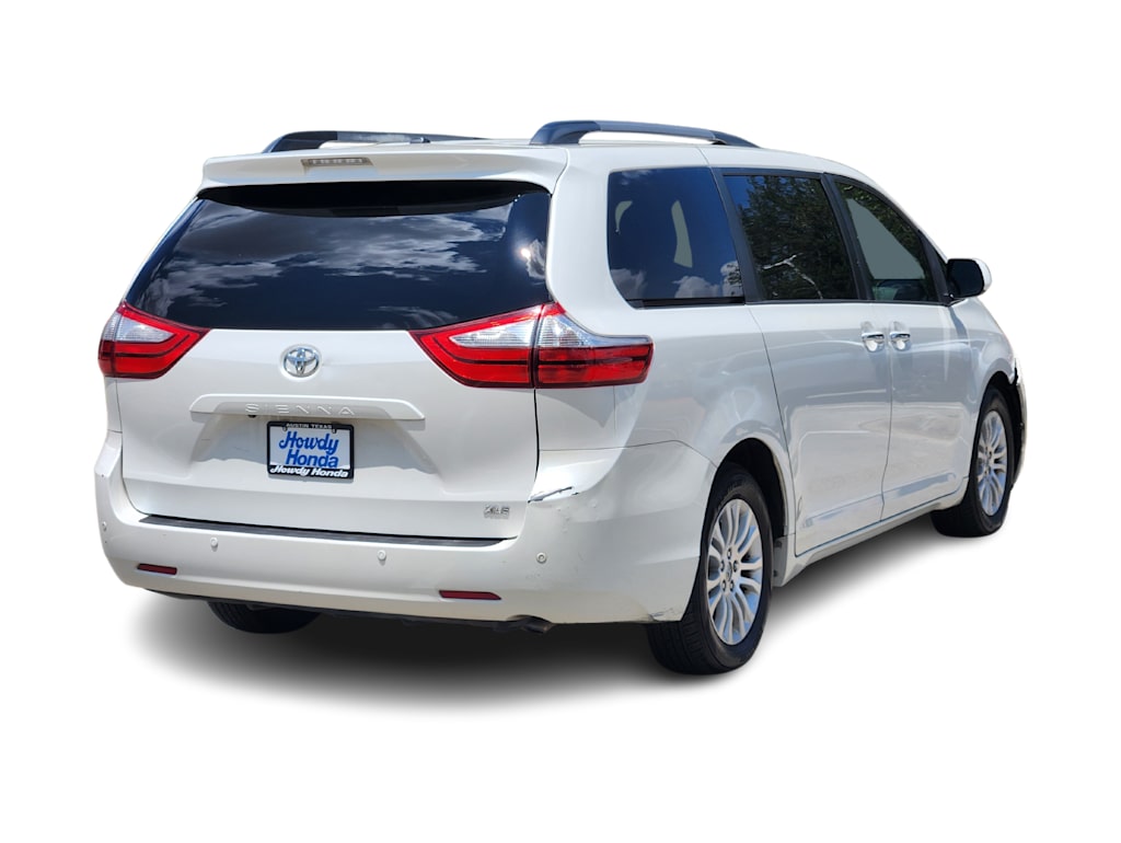 Thumbnail: 2016 Toyota Sienna - 18