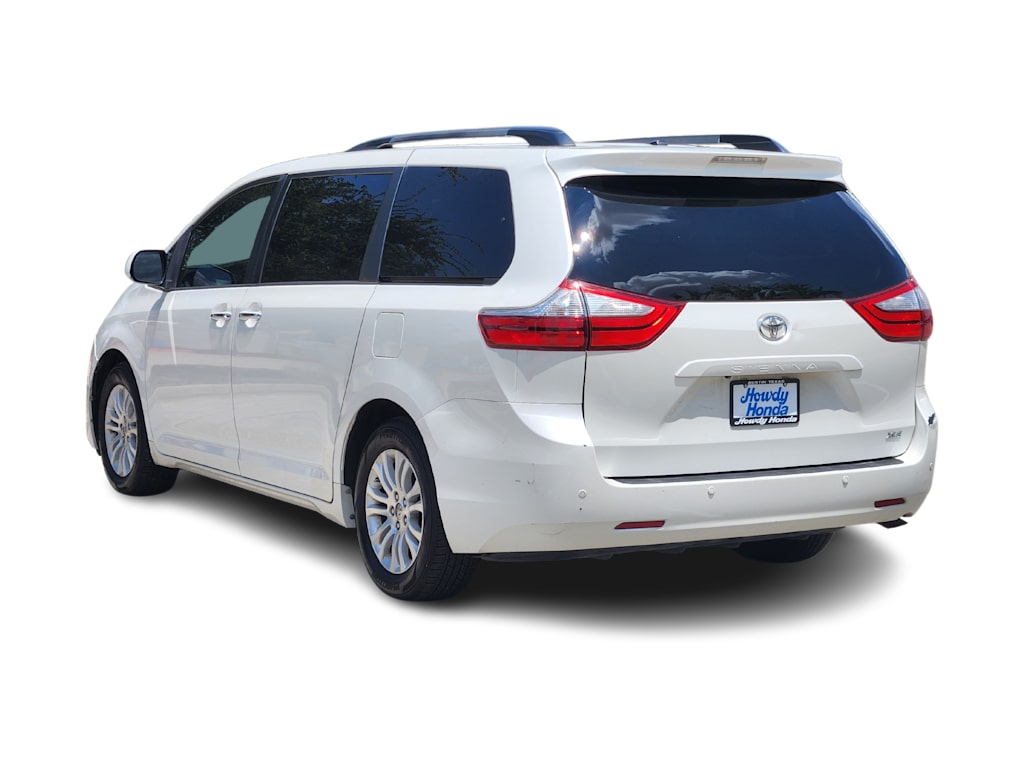 Thumbnail: 2016 Toyota Sienna - 4