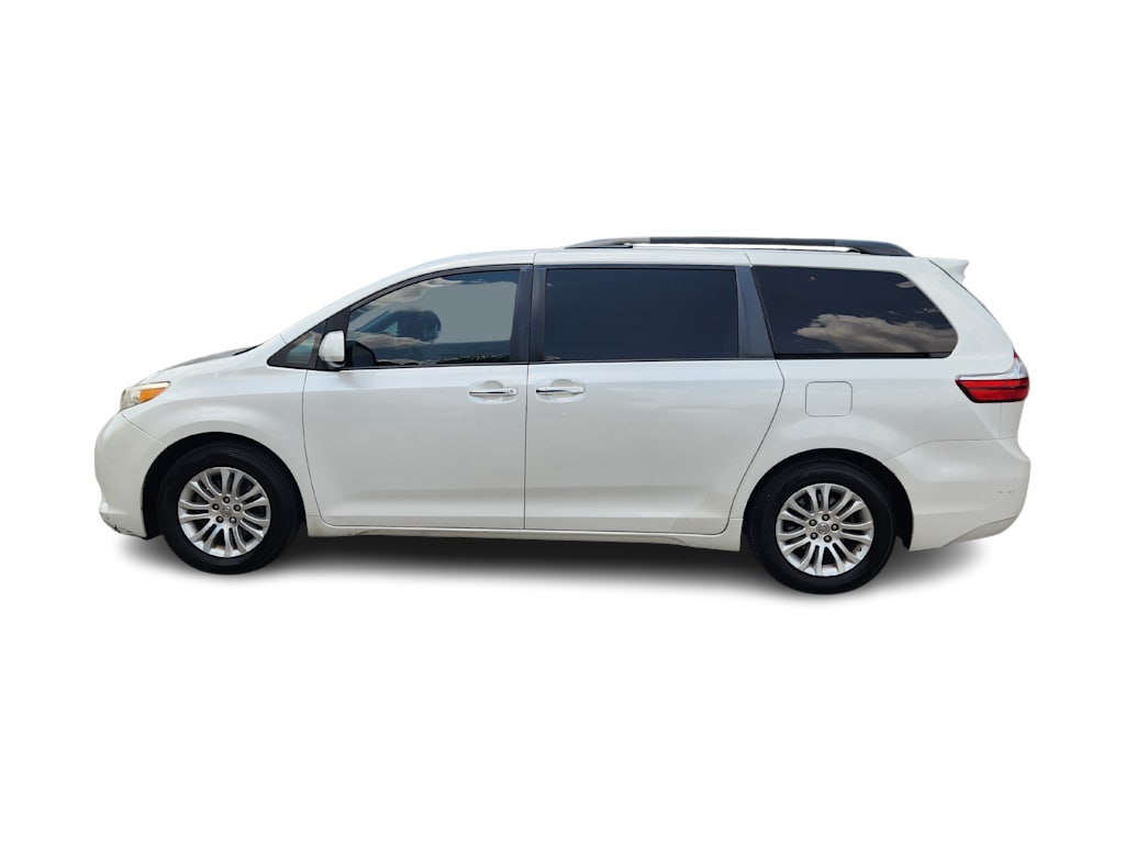 Thumbnail: 2016 Toyota Sienna - 3
