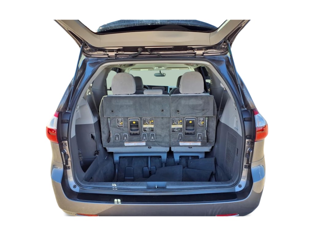2015 Toyota Sienna LE 18