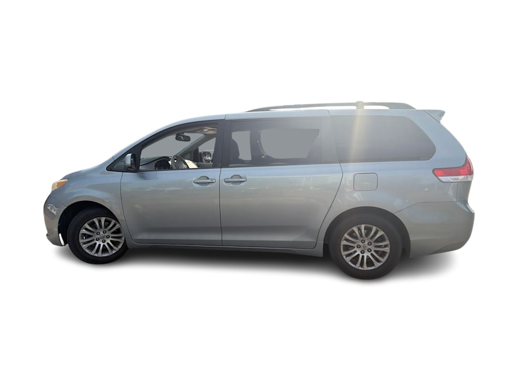Thumbnail: 2014 Toyota Sienna - 3