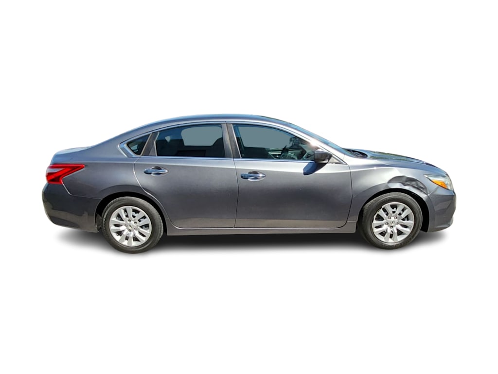 Thumbnail: 2016 Nissan Altima - 16
