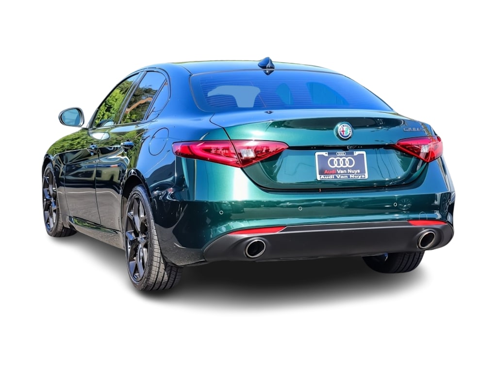 Thumbnail: 2021 Alfa Romeo Giulia - 3