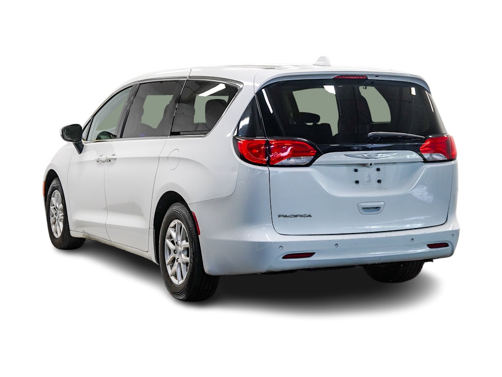 Thumbnail: 2017 Chrysler Pacifica - 3