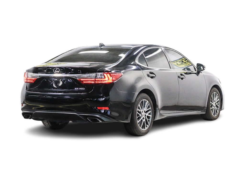 Thumbnail: 2016 Lexus ES - 16