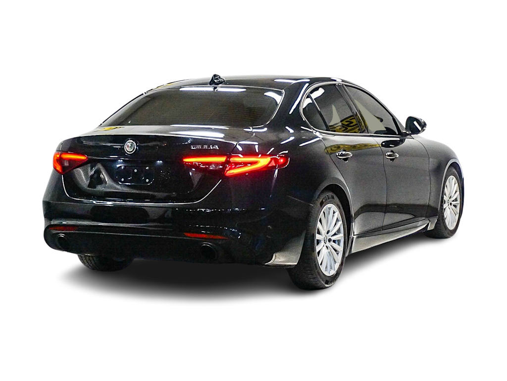 Thumbnail: 2022 Alfa Romeo Giulia - 17