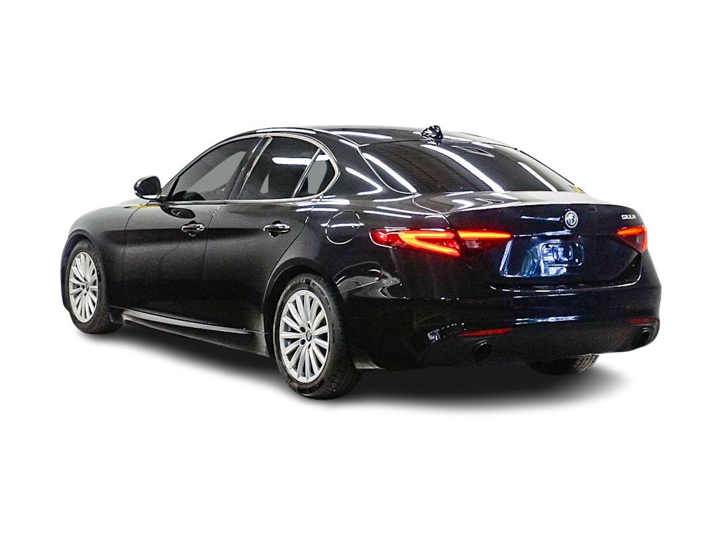 Thumbnail: 2022 Alfa Romeo Giulia - 3