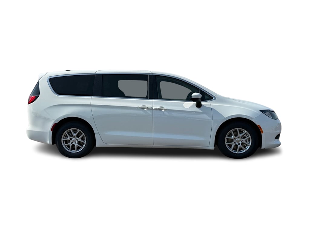 Thumbnail: 2022 Chrysler Voyager - 18