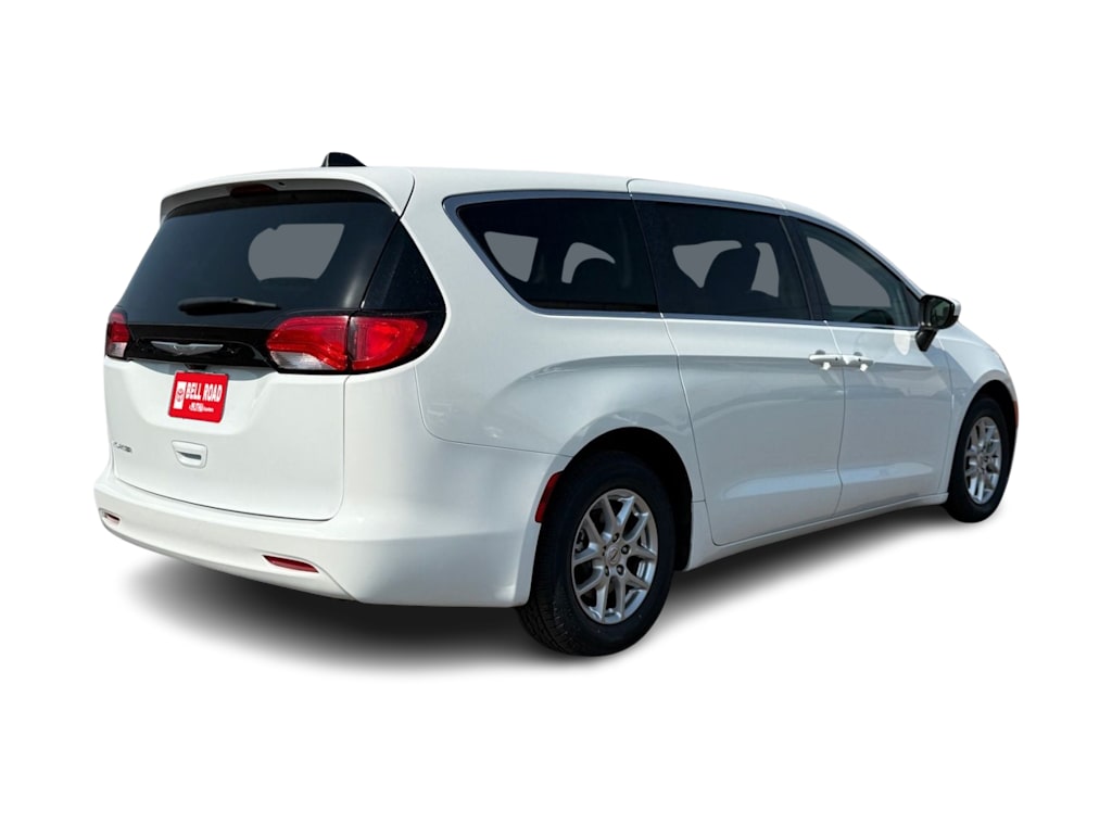 Thumbnail: 2022 Chrysler Voyager - 17