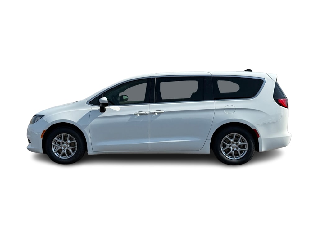 Thumbnail: 2022 Chrysler Voyager - 16