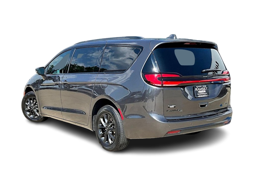 Thumbnail: 2021 Chrysler Pacifica - 3