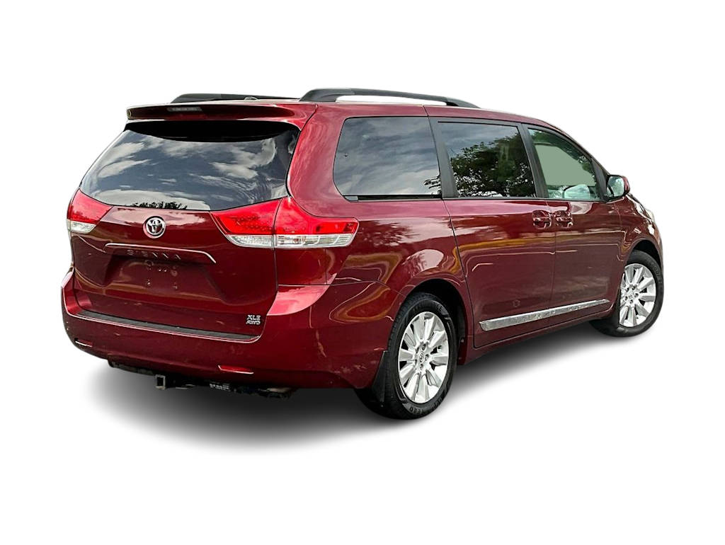 Thumbnail: 2011 Toyota Sienna - 17