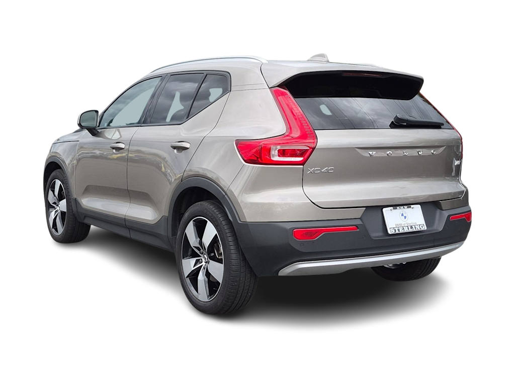 Thumbnail: 2022 Volvo XC40 - 4