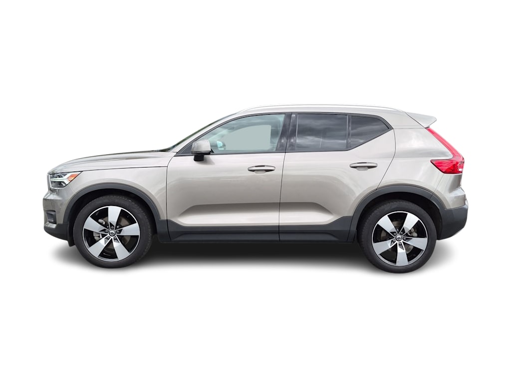 Thumbnail: 2022 Volvo XC40 - 3