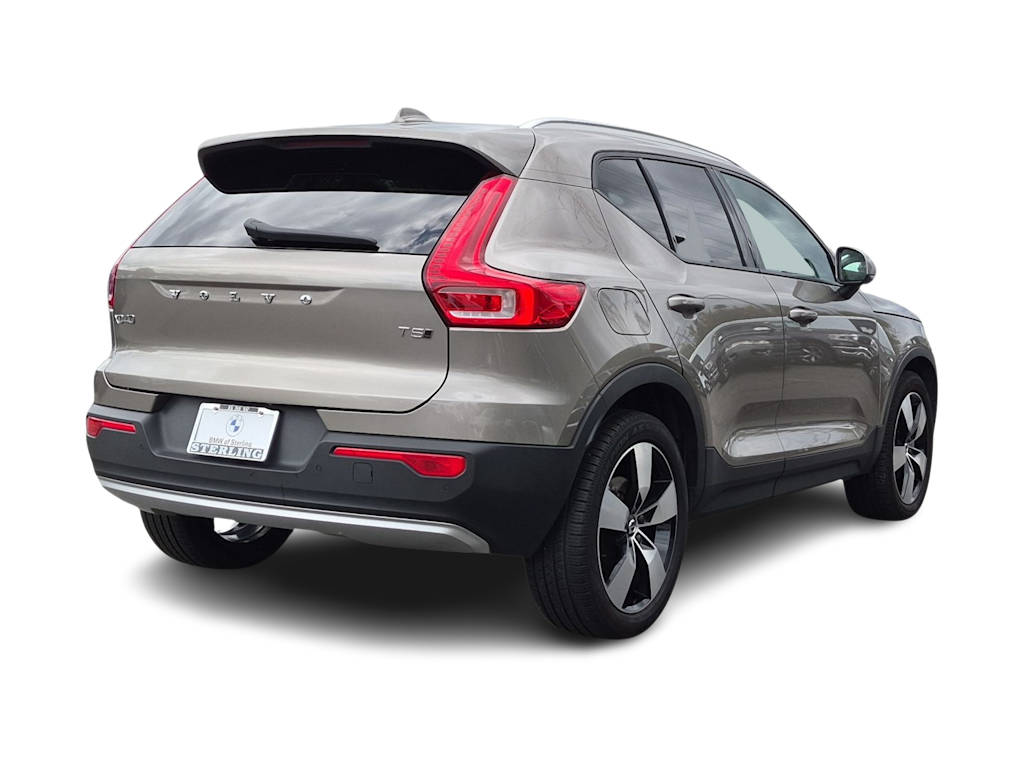Thumbnail: 2022 Volvo XC40 - 23