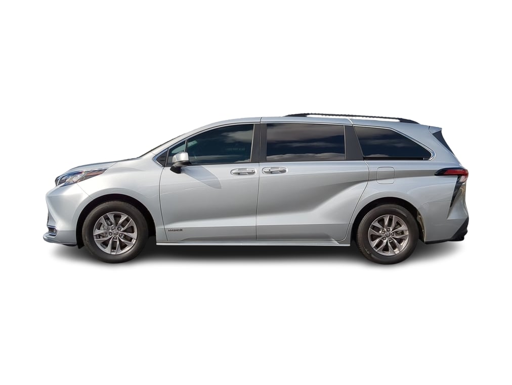 2021 Toyota Sienna XLE 3