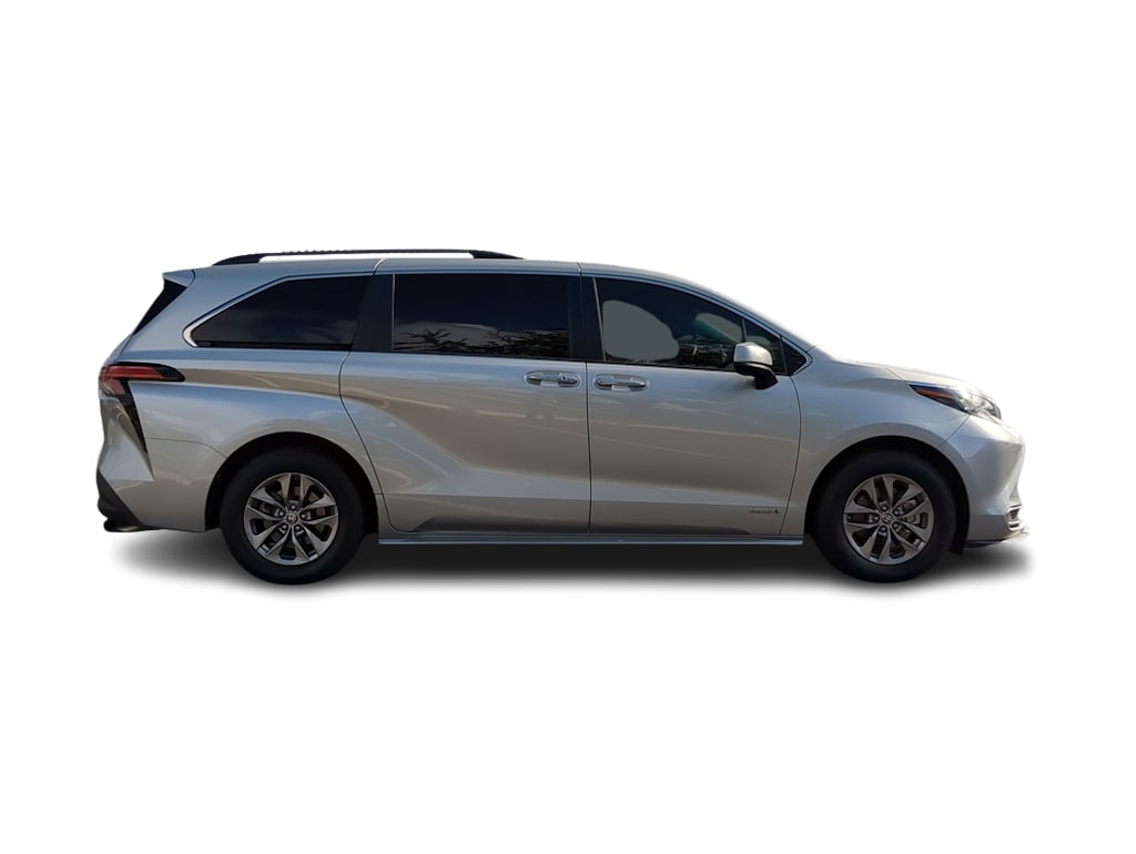 2021 Toyota Sienna XLE 23