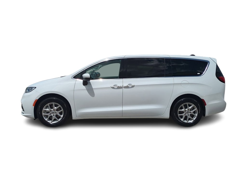 Thumbnail: 2023 Chrysler Pacifica - 3