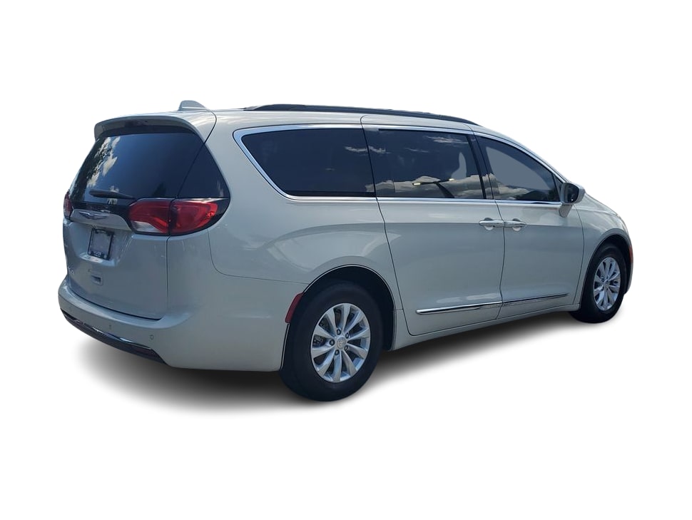 Thumbnail: 2017 Chrysler Pacifica - 15