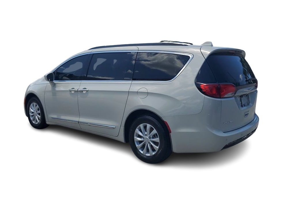 Thumbnail: 2017 Chrysler Pacifica - 3