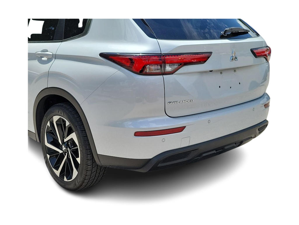 Thumbnail: 2022 Mitsubishi Outlander - 17