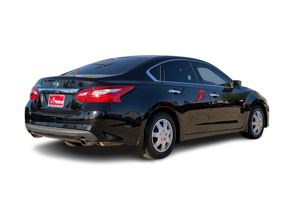 Thumbnail: 2017 Nissan Altima - 16