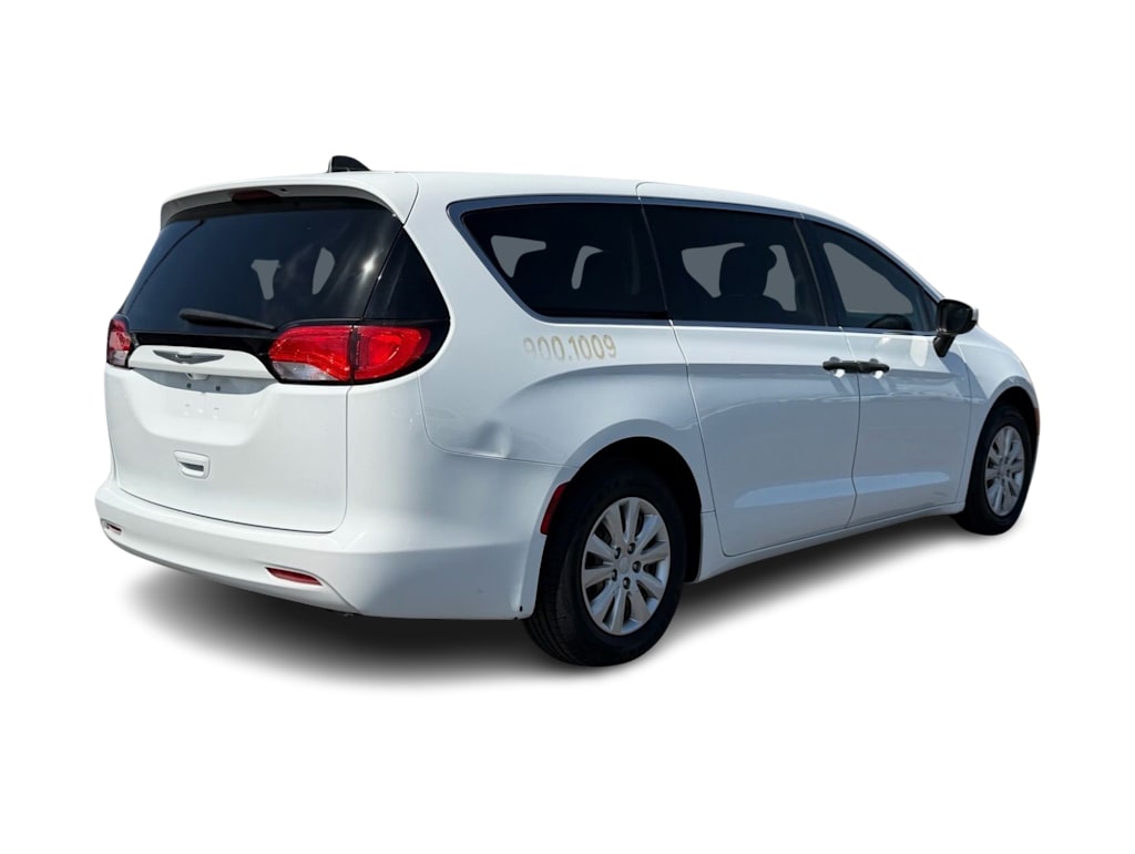 Thumbnail: 2021 Chrysler Voyager - 12
