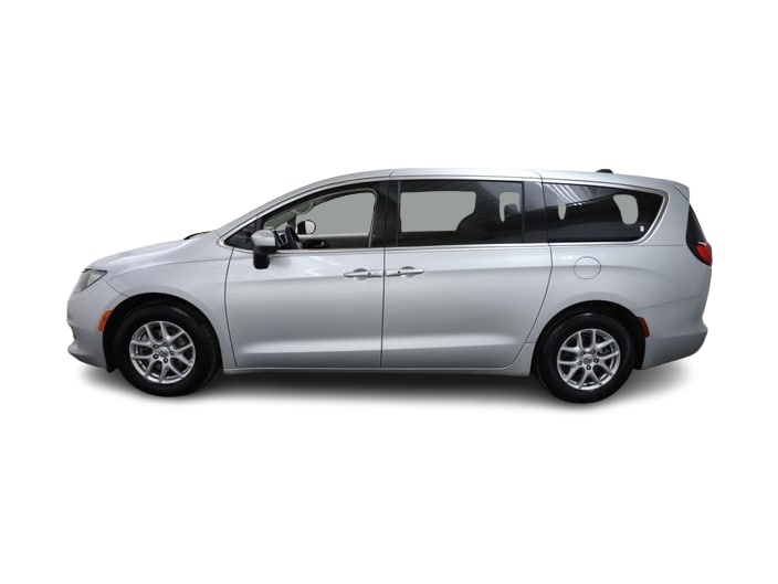 Thumbnail: 2022 Chrysler Voyager - 3