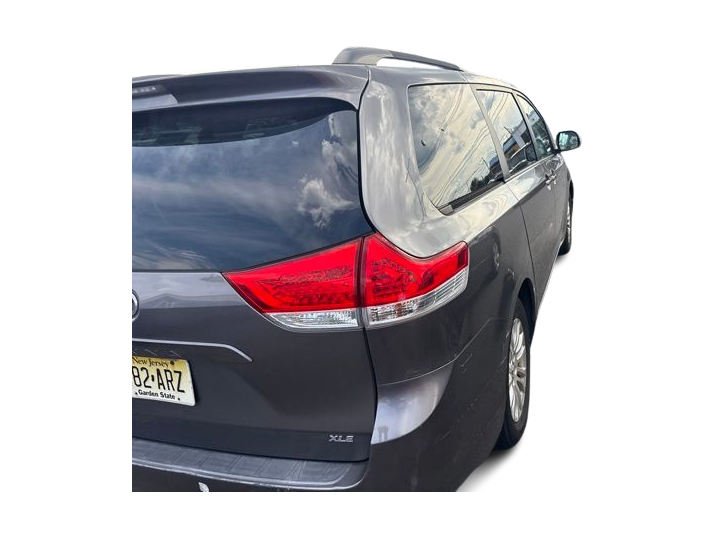 Thumbnail: 2011 Toyota Sienna - 16