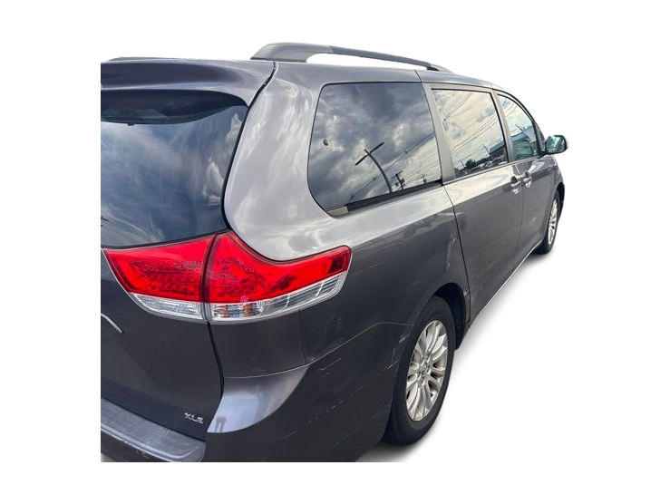 Thumbnail: 2011 Toyota Sienna - 17