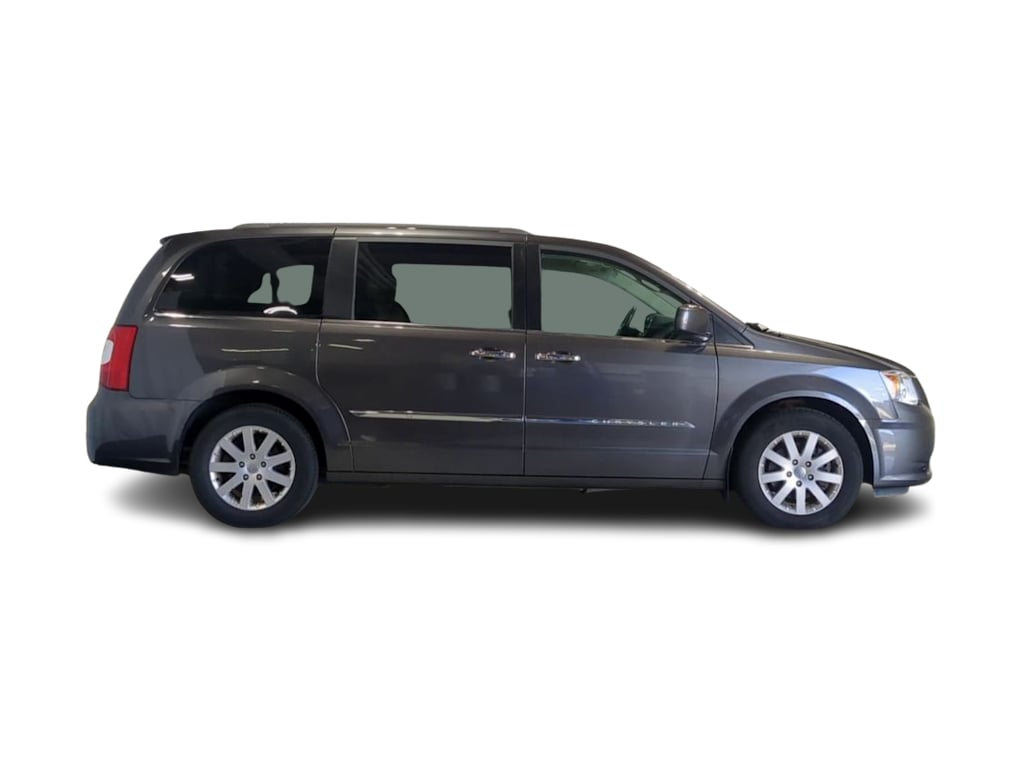 Thumbnail: 2016 Chrysler Town & Country - 22
