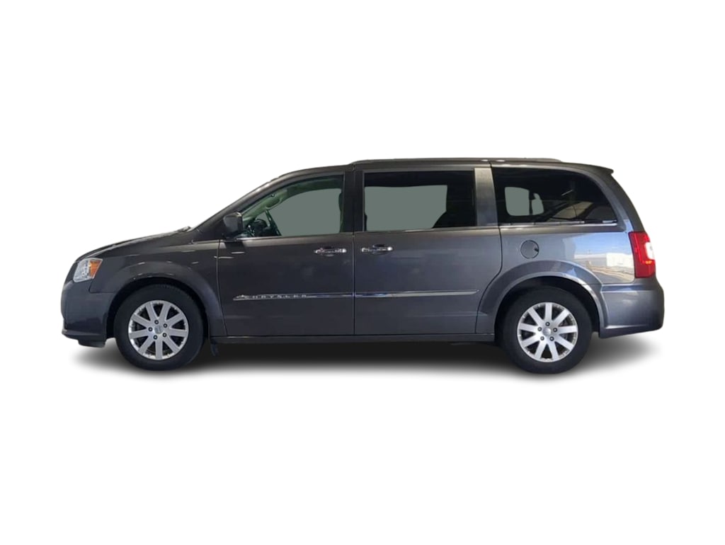 Thumbnail: 2016 Chrysler Town & Country - 3