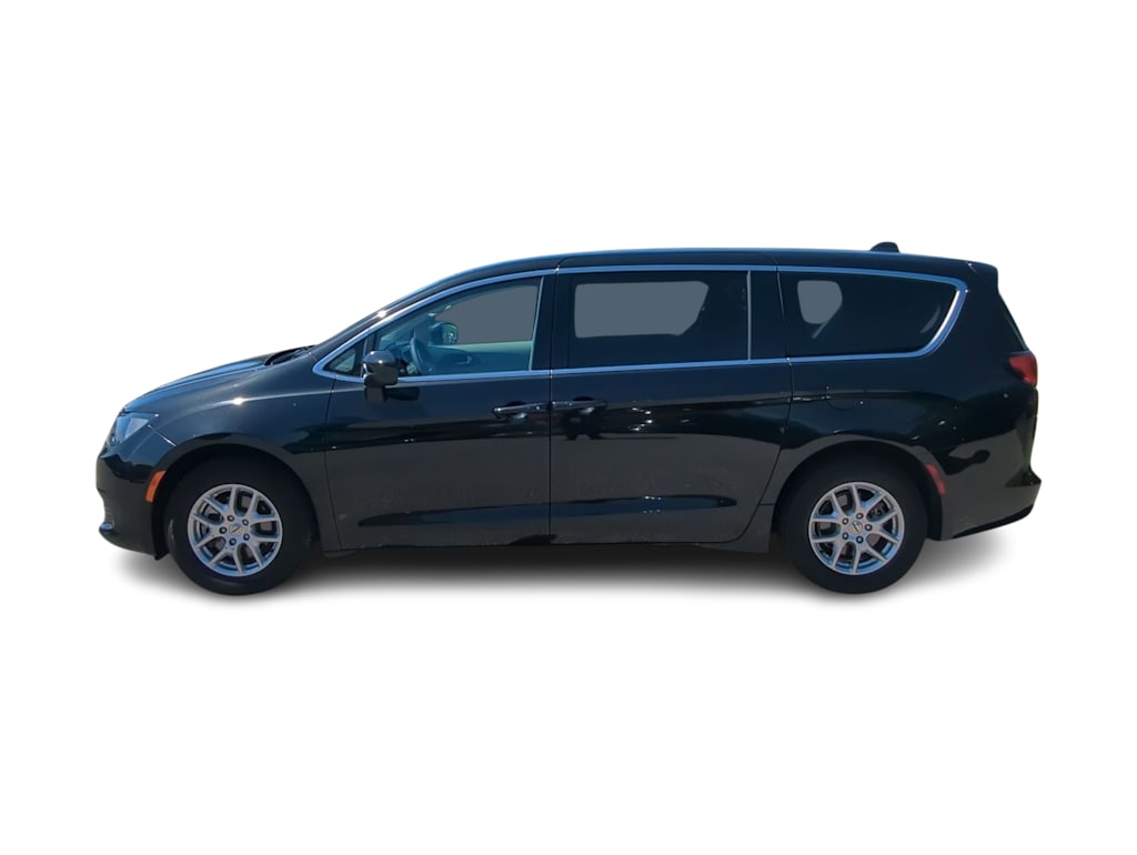 Thumbnail: 2022 Chrysler Voyager - 3