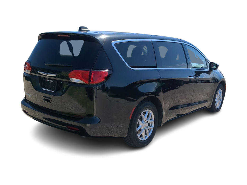 Thumbnail: 2022 Chrysler Voyager - 22