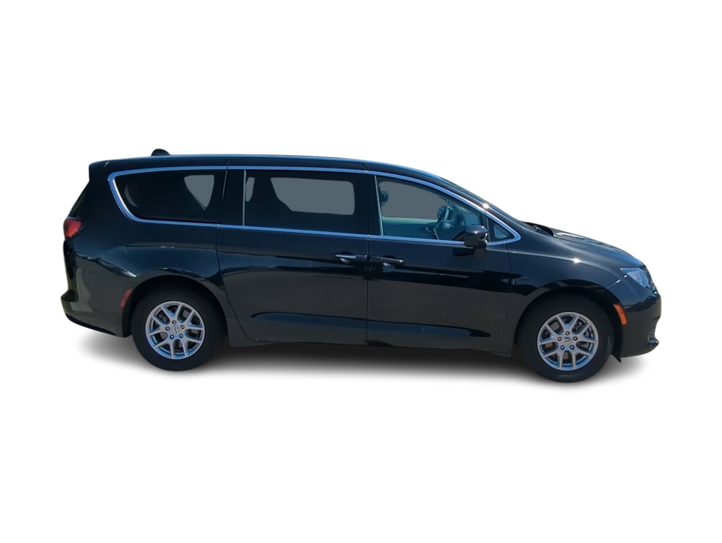 Thumbnail: 2022 Chrysler Voyager - 23