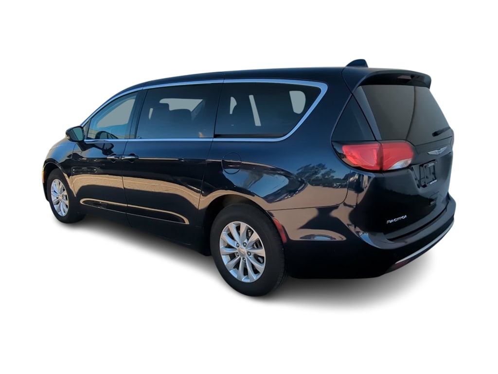 Thumbnail: 2018 Chrysler Pacifica - 4