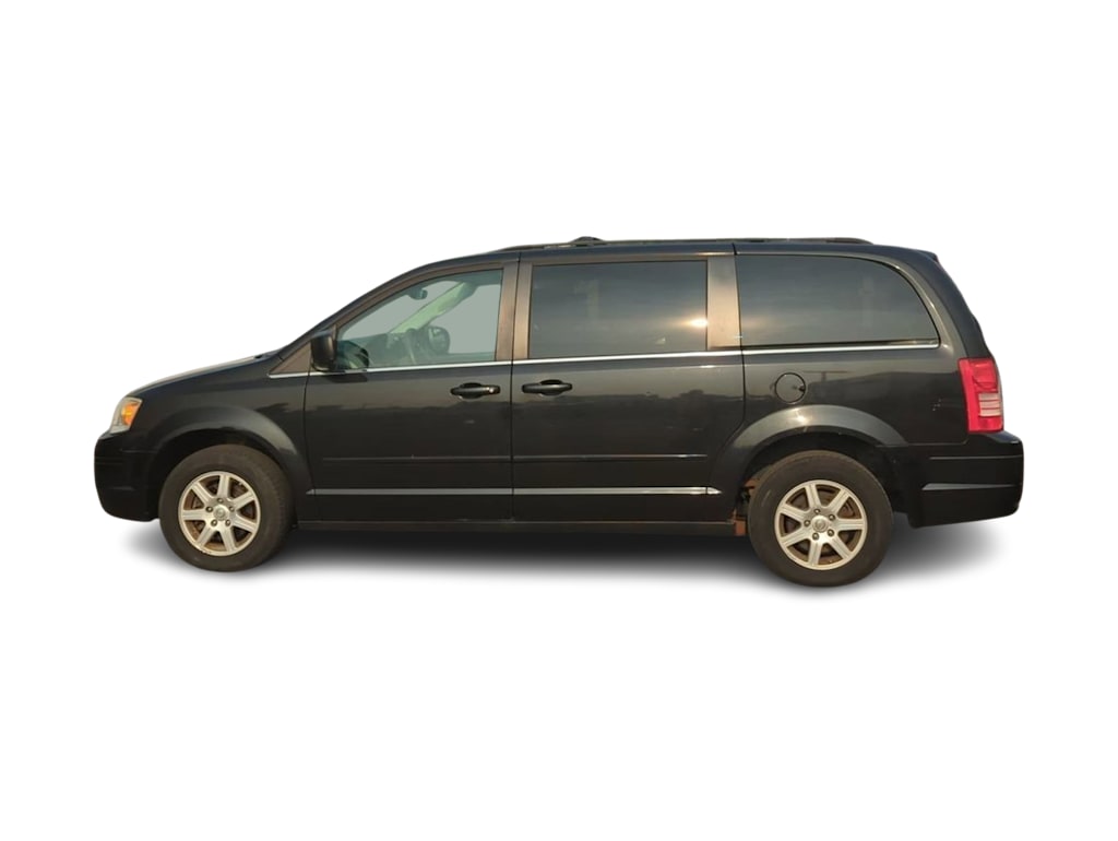 Thumbnail: 2010 Chrysler Town & Country - 3