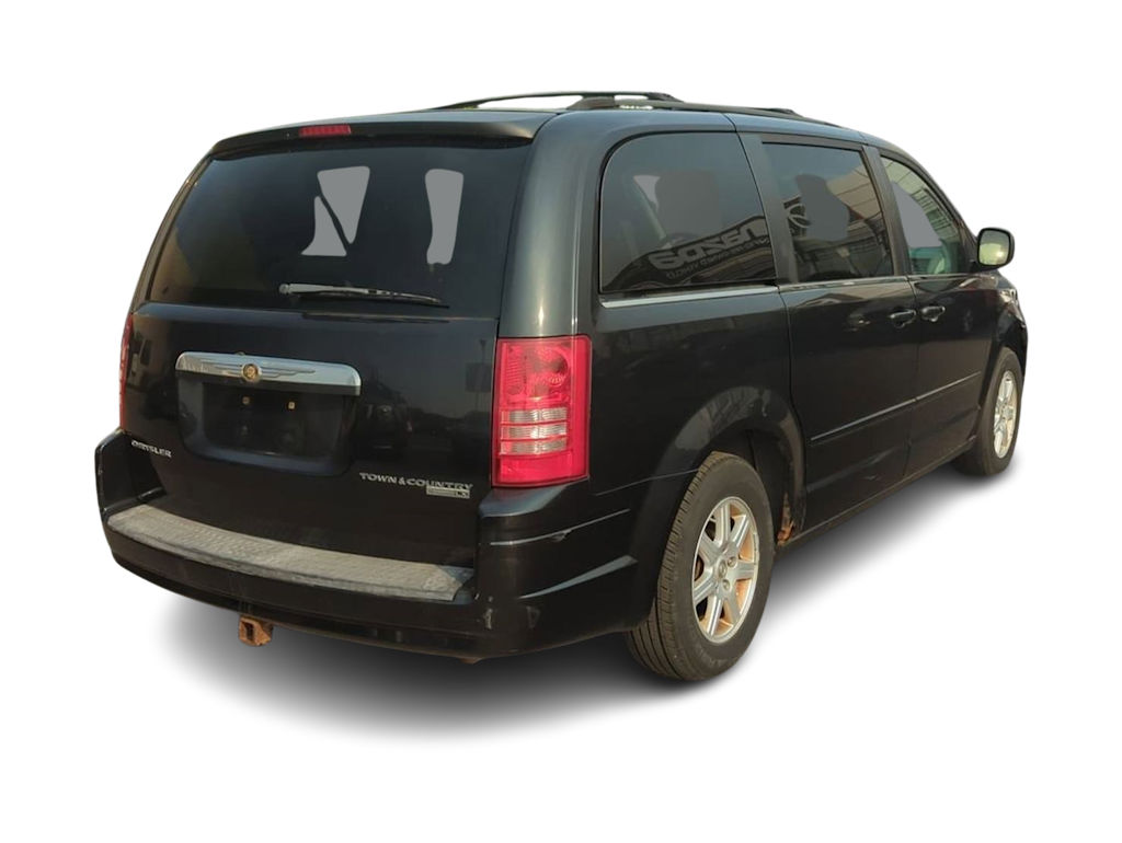 Thumbnail: 2010 Chrysler Town & Country - 19