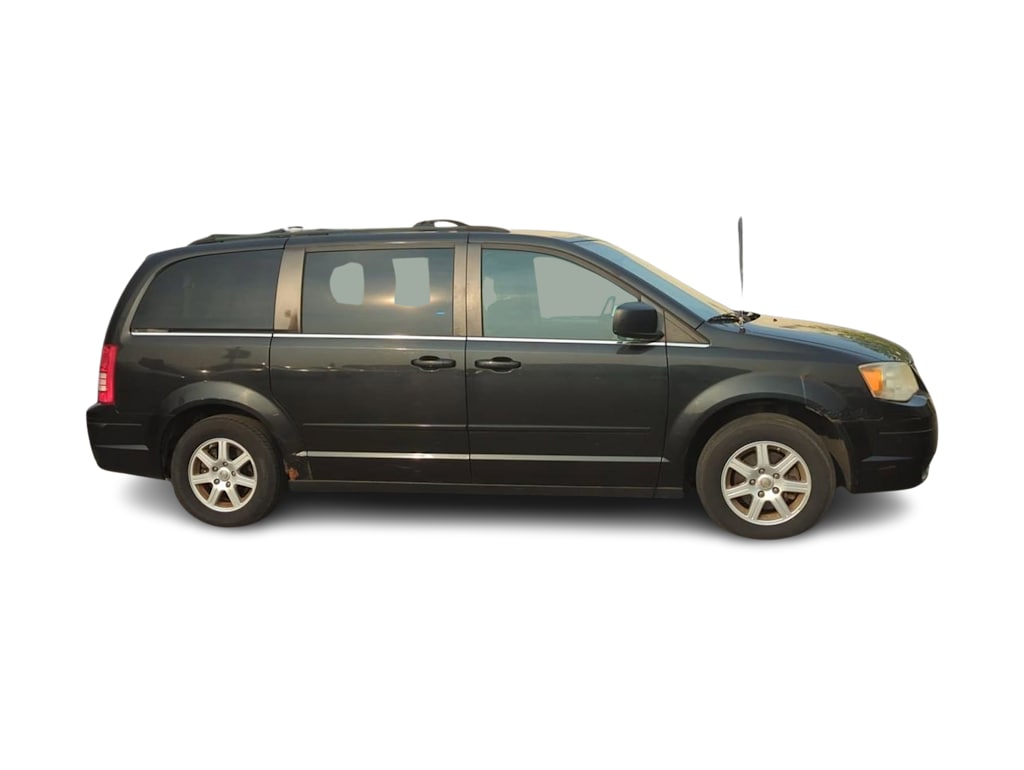 Thumbnail: 2010 Chrysler Town & Country - 20