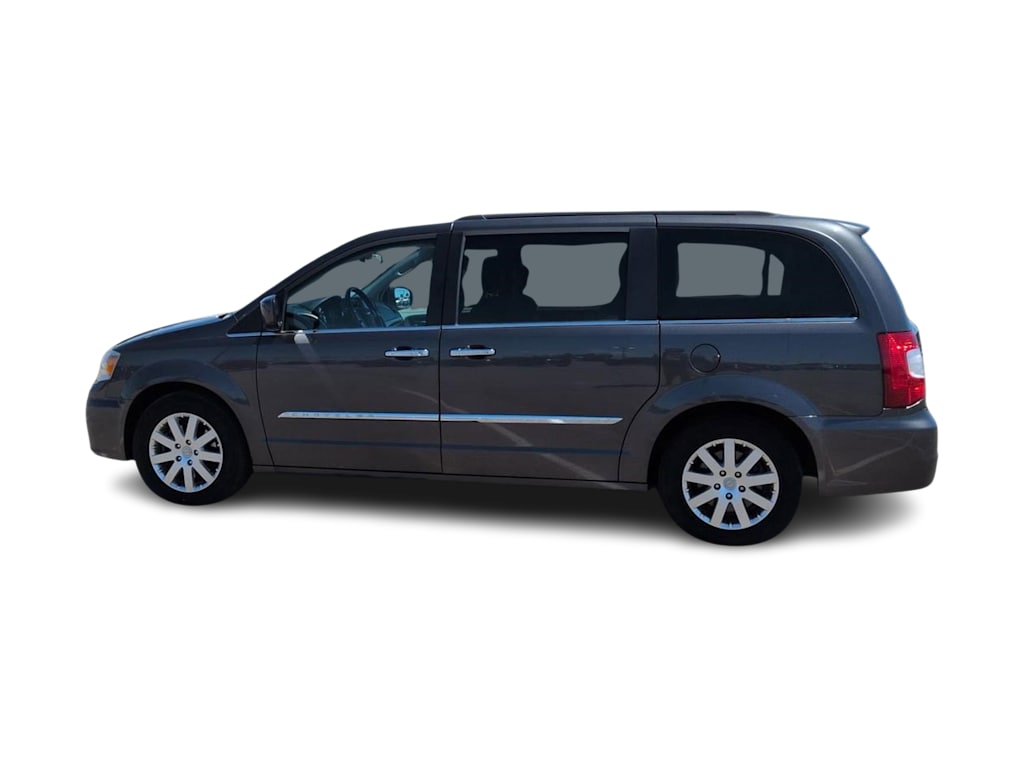 Thumbnail: 2016 Chrysler Town & Country - 3