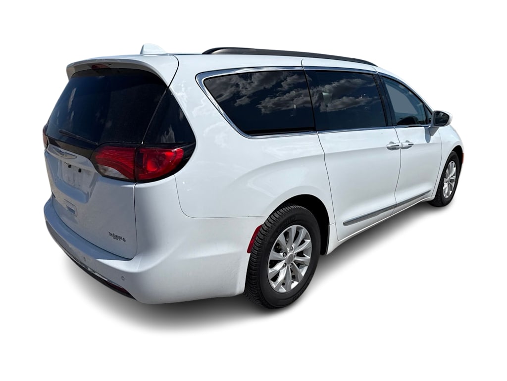 Thumbnail: 2017 Chrysler Pacifica - 15