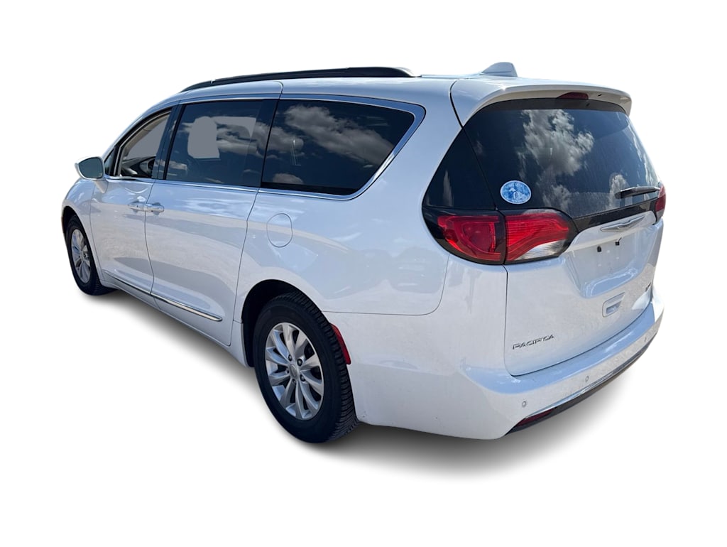 Thumbnail: 2017 Chrysler Pacifica - 4