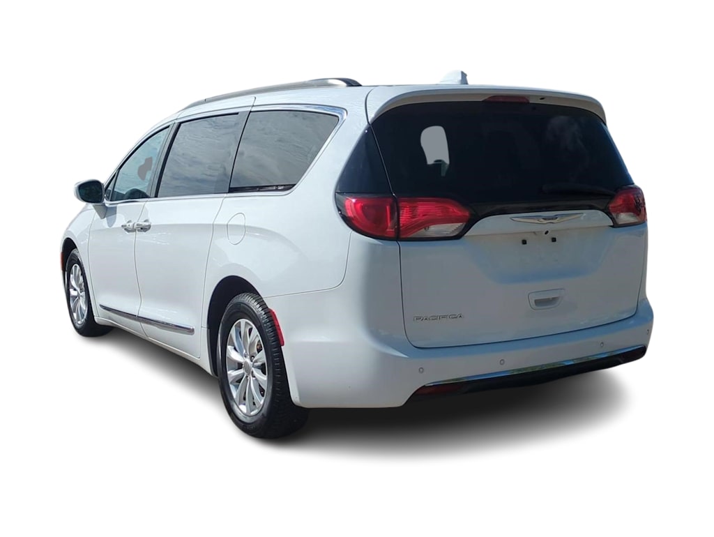 Thumbnail: 2017 Chrysler Pacifica - 4