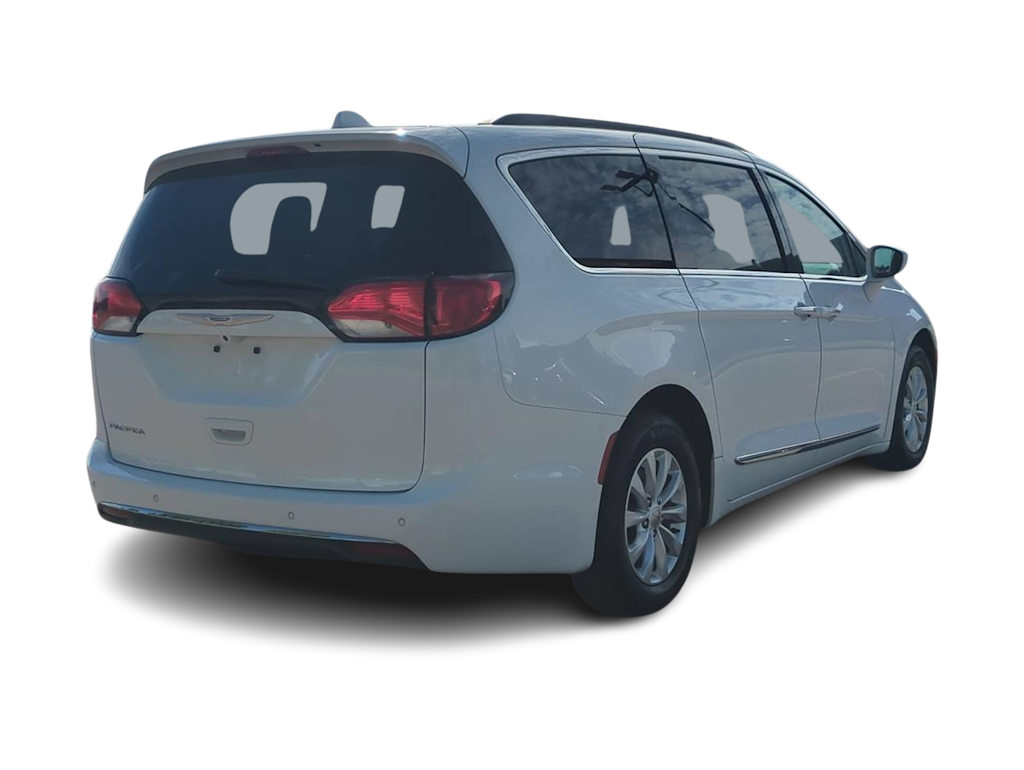 Thumbnail: 2017 Chrysler Pacifica - 19