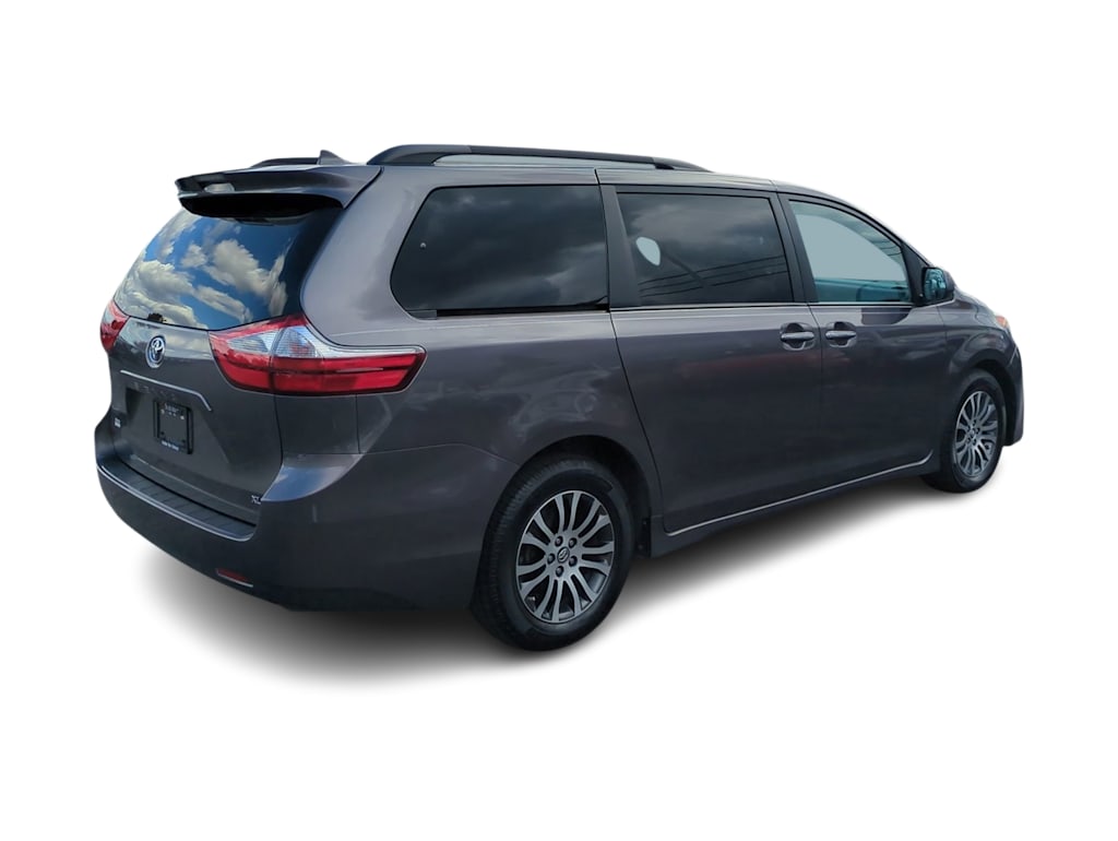 Thumbnail: 2018 Toyota Sienna - 22