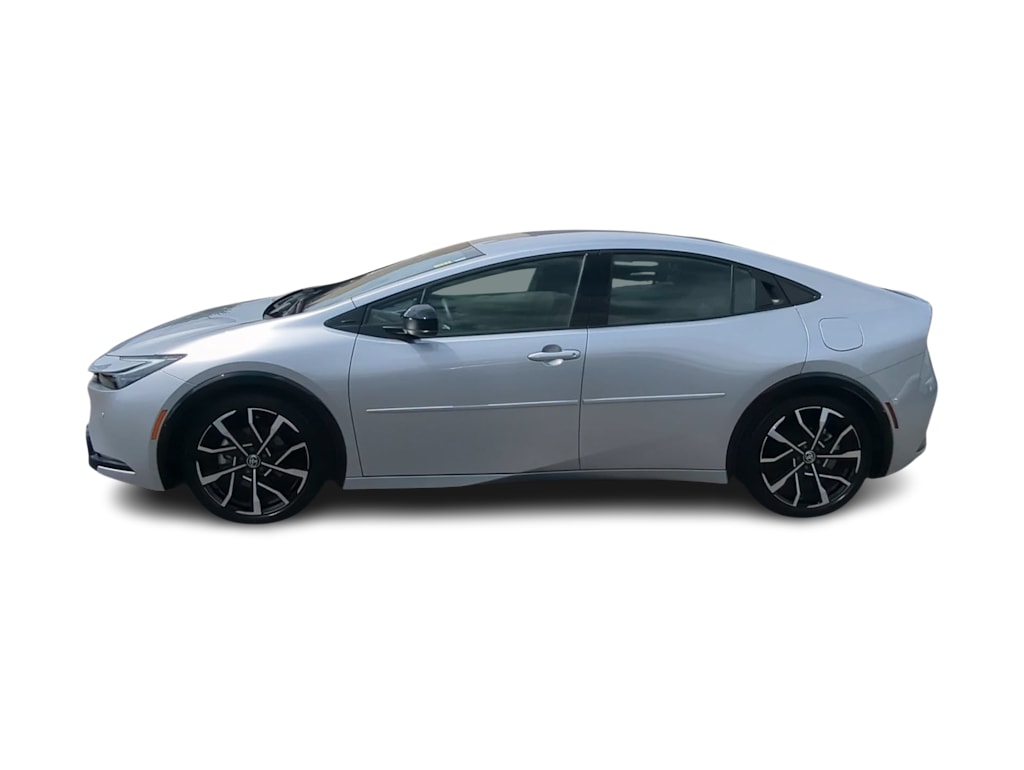 Thumbnail: 2026 Toyota Prius v - 3